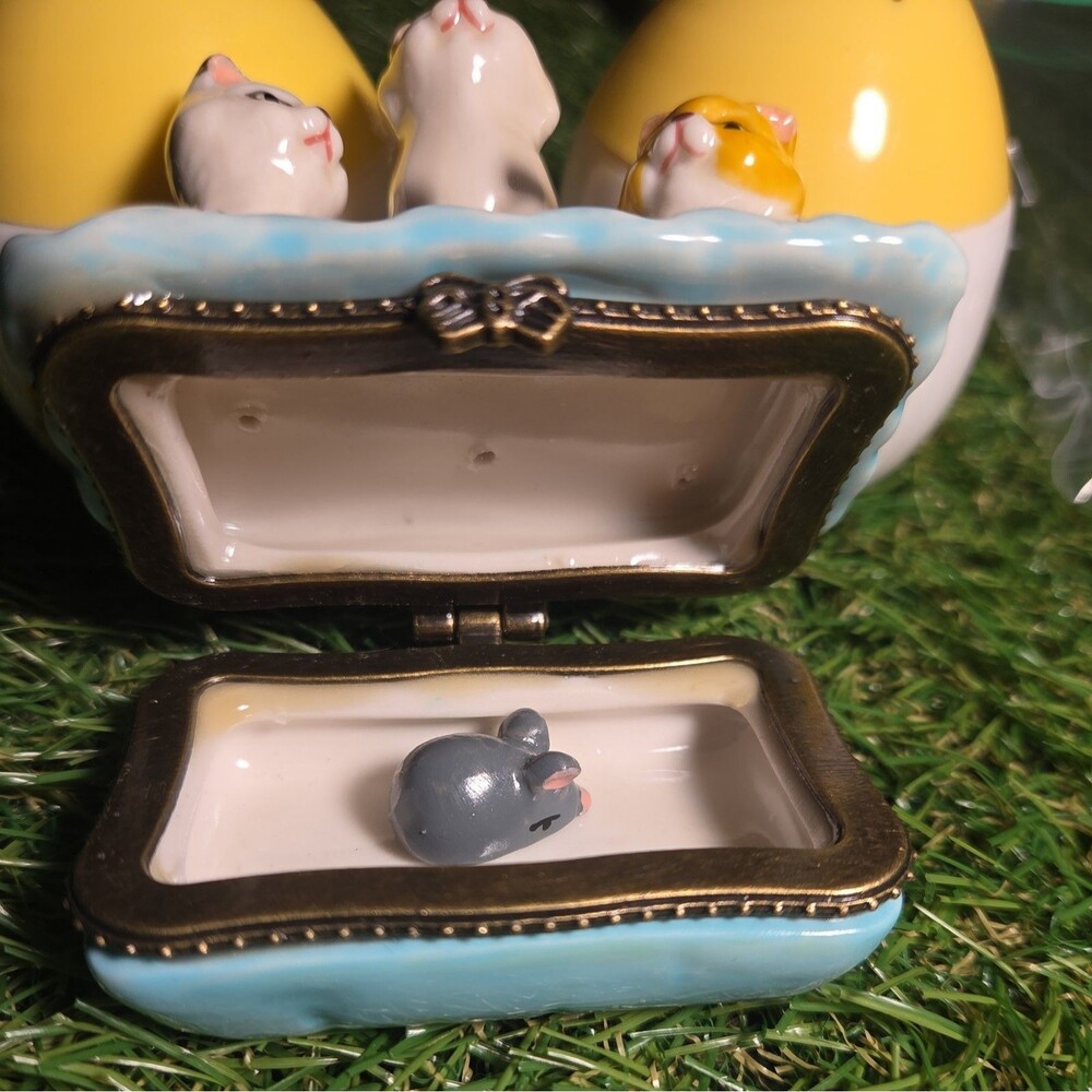 Vintage ceramic cat figurine with hidden mouse in box